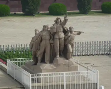 p1020243 Monumental statue next to the mausoleum of Mao.