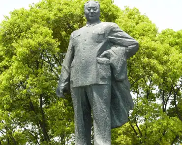 21 Statue of Mao Zedong.