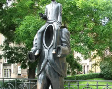 dscf0212 Franz Kafka statue.