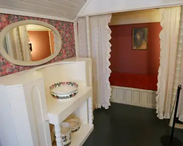 P1110639 Saarinen's house: rose chamber.