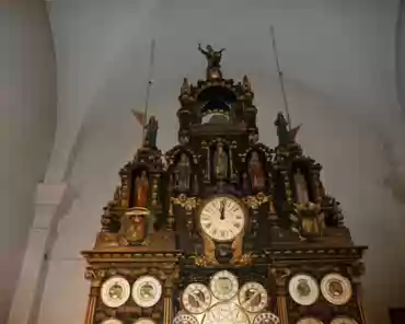 P1020894 The top of the clock is automated; Jesus comes out of his tomb at 12 noon and goes back to his tomb at 3pm.