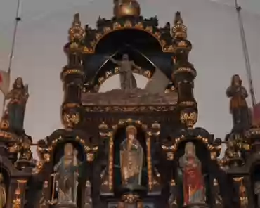 P1020901 Jesus coming out of his tomb.