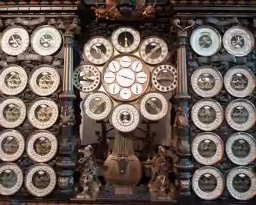 P1020902 The clock gives the time in 17 cities and features a total of 57 dials to display tide schedule in 8 harbors, the date, season, easter date, etc.