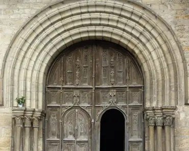 066 The carved doors date back from 1516.
