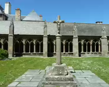 P1170627 Cloister, flamboyant gothic, built between 1461-1468.