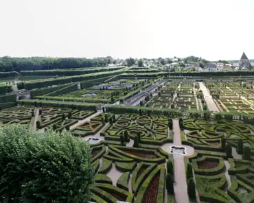 20150711-130935 Overview of the gardens, with the castle on the right side.