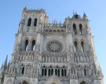100 The cathedral of Amiens was built in only 68 years, between 1220 and 1268, hence its homogeneous gothic style. Chapels are added on the side of the nave between...