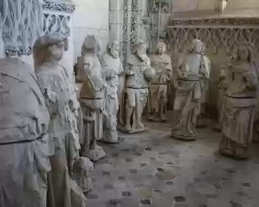 IMG_1203 Blblic and royal statues. King Charlemagne is holding a sphere. Mary and child are visible on the right side.