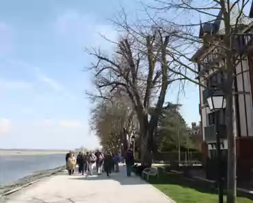 IMG_1162 Linden tree walkway and luxury townhouses from the early 20th century.