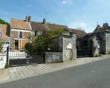 P1160116 Village of Blandy-les-Tours.