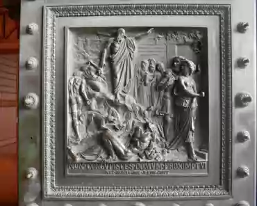 P1200040 Bronze doors, 3.2 tons, by Henri de Triqueti, depicting the 10 commandments: You must not be envious of your neighbour's goods.