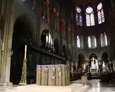 IMG_6451 Choir and apse, with a modern altar. Before the 2019 fire.