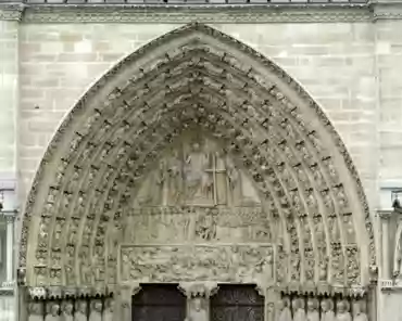 P1080370 Central portal: portal of the judgment, originally built in 1220, rebuilt in the 19th century, 7m high.