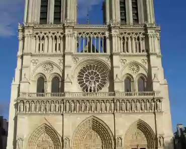 p8200059 The towers are 69m high.