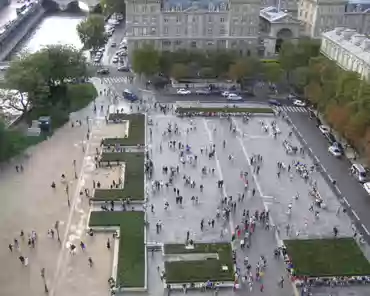 p8200040 Notre Dame square