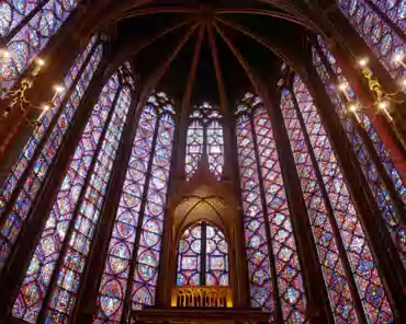 P1070256 Choir, where the relics once stood (there are now kept at Notre-Dame ). The narrow stained-glass windows are 2.1 x 13.5 m large.