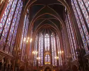 P1070267 The side windows are 15.3 x 4.7 m large. The total area of the stained glass windows is 640 sqm (70% of which are original - 1240s).