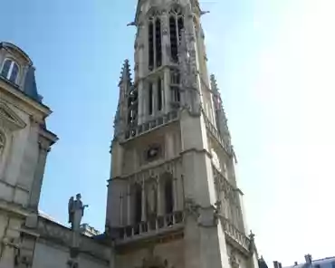 p1040670 The gothic tower was in fact built in the 19th century, at the same time as the first district townhall. It acts as a link between the church and the townhall.