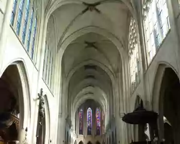 p1040684 Main nave; the church has 5 naves.