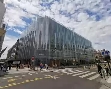 IMG_20210703_135519 Building 4 was wrapped in a glass facade in the 2010s.