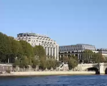 IMG_9913 La Samaritaine, a former department store. The art déco building facing the Seine river dates back from 1933 (architect: Sauvage).