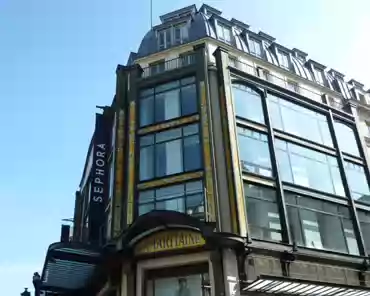 p1040669 La Samaritaine is actually a complex of four buildings, built between 1883 and 1933. In the 1900s buildings acquired a typical art nouveau style. Building 1.