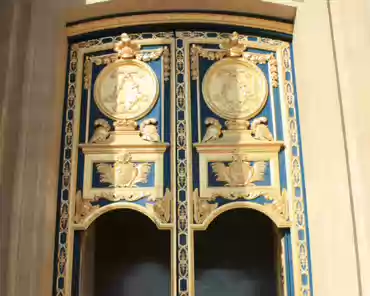 img_3355 The central building of the Invalides hosts 2 churches, separated by a wall and a window; one church was built for the king and the other for soldiers, so that...