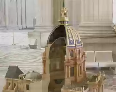 img_3358 Structure of the dome, which actually consists of 3 cupolas. A large hole in the inner cupola allows the second, intermediate (and painted) cupola to be seen....