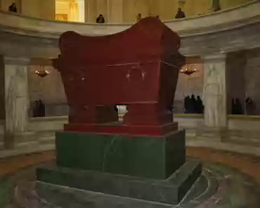 img_3371 Napoleon's sarchophagus, by Visconti (1843), 4x2m, 4.5m high. The sarcophagus is made of Finland porphyry standing on a large green granic block.