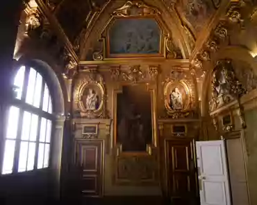 P1060473 Chapel of the Queen, re-created in 1845-1854, using a chapel used by a nearby convent founded by Marie de Medici in 1625 as a model. Baroque style.