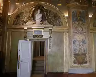 P1060475 Chapel of the Queen, re-created in 1845-1854, using a chapel used by a nearby convent founded by Marie de Medici in 1625 as a model. Baroque style.