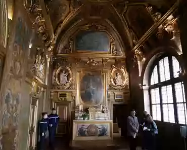 P1060476 Chapel of the Queen, re-created in 1845-1854, using a chapel used by a nearby convent founded by Marie de Medici in 1625 as a model. Baroque style.