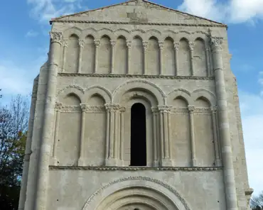 P1290764 12th century abbey.