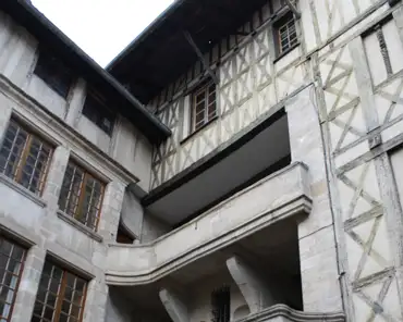 041 Temple's court, one of the large renaissance houses built by the rich burghers of Limoges. The ground floor is made of granit (a stone difficult to carve) and...