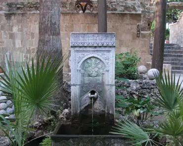 dscf0293 Fountain in the building of Diomede de Vilaragut, 15-19th centuries.