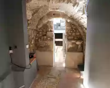 P1180557 Byzantine high arch leading to the Cardo.