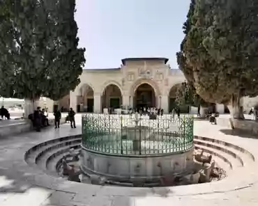 P1180491 Ablution fountain, built in 709 and enlarged in 1328.