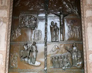 P1170615 Door of the basilica.