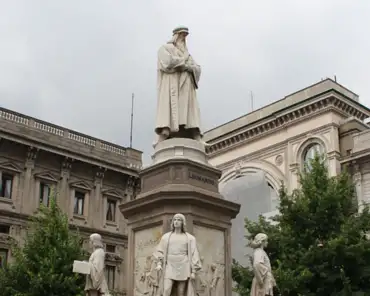 IMG_2112 Statue of Leonardo da Vinci outside la Scala.