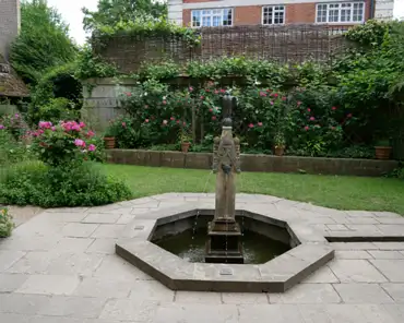 P1020738 Queen Eleanor's garden, a recreation of a 13th century ornamental garden.