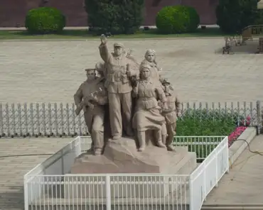 p1020242 Monumental statue next to the mausoleum of Mao.