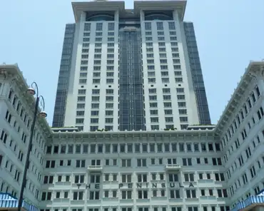 23 Peninsula hotel, built in 1928 (the 30-storey tower is a recent addition).