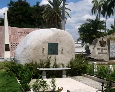 P1050389 Tomb of Fidel Castro.