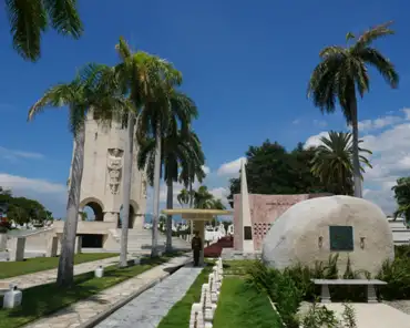 P1050390 Left: tomb of Jose Marti; right: tomb of Fidel Castro.