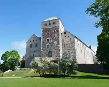 P1110992 The main castle, built from grey stone, represents the castle's oldest construction phase. Construction began in the 1280s on a small, rocky island situated in...
