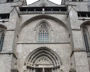 024 Facade of the abbey church.