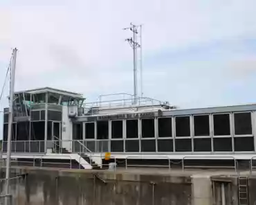 01 The tidal power plant is located on a relatively short stream: 