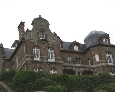 25 Dinard is home to more than 400 mansions.
