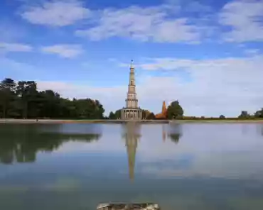 33 The gardens at that time covered 4000 hectares. Many ponds were dug, and a 12km aqueduct was built to carry the water from a lake to the castle's ponds. Today...