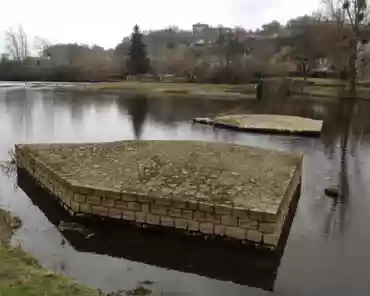267 Ruins of a Roman bridge, destroyed by a flood in 1530.